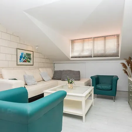 7 Luxury Apartment *